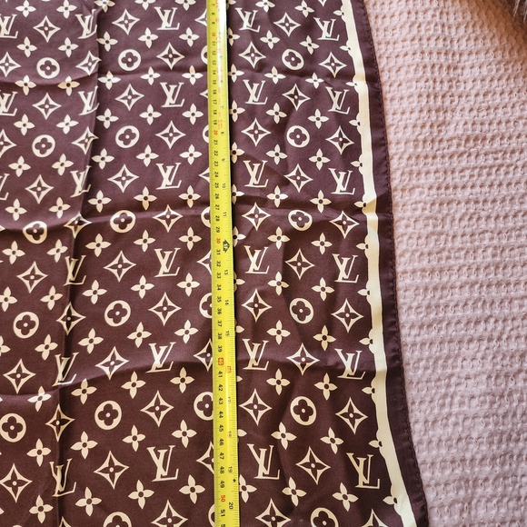 Louis Vuitton Monogram Brown and Cream Designer Scarf - Picture 6 of 7